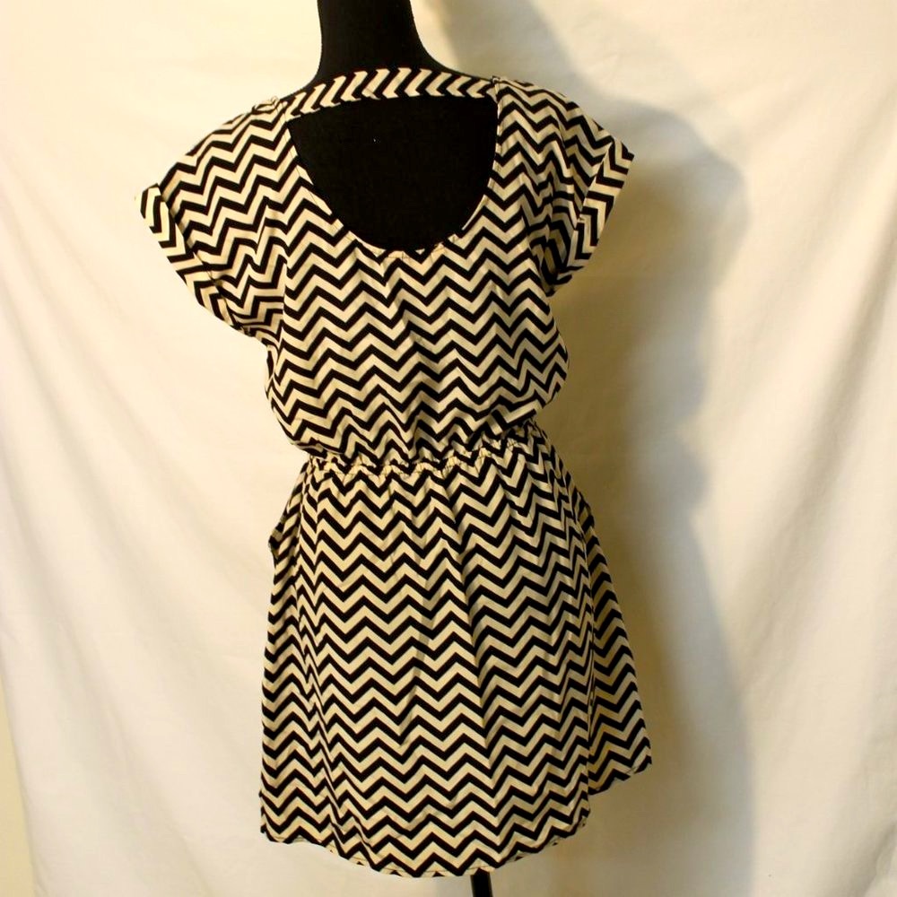 Candies Black & Ivory Chevron T-Shirt Dress Woman Size Medium Short Sleeve Open - Picture 3 of 10